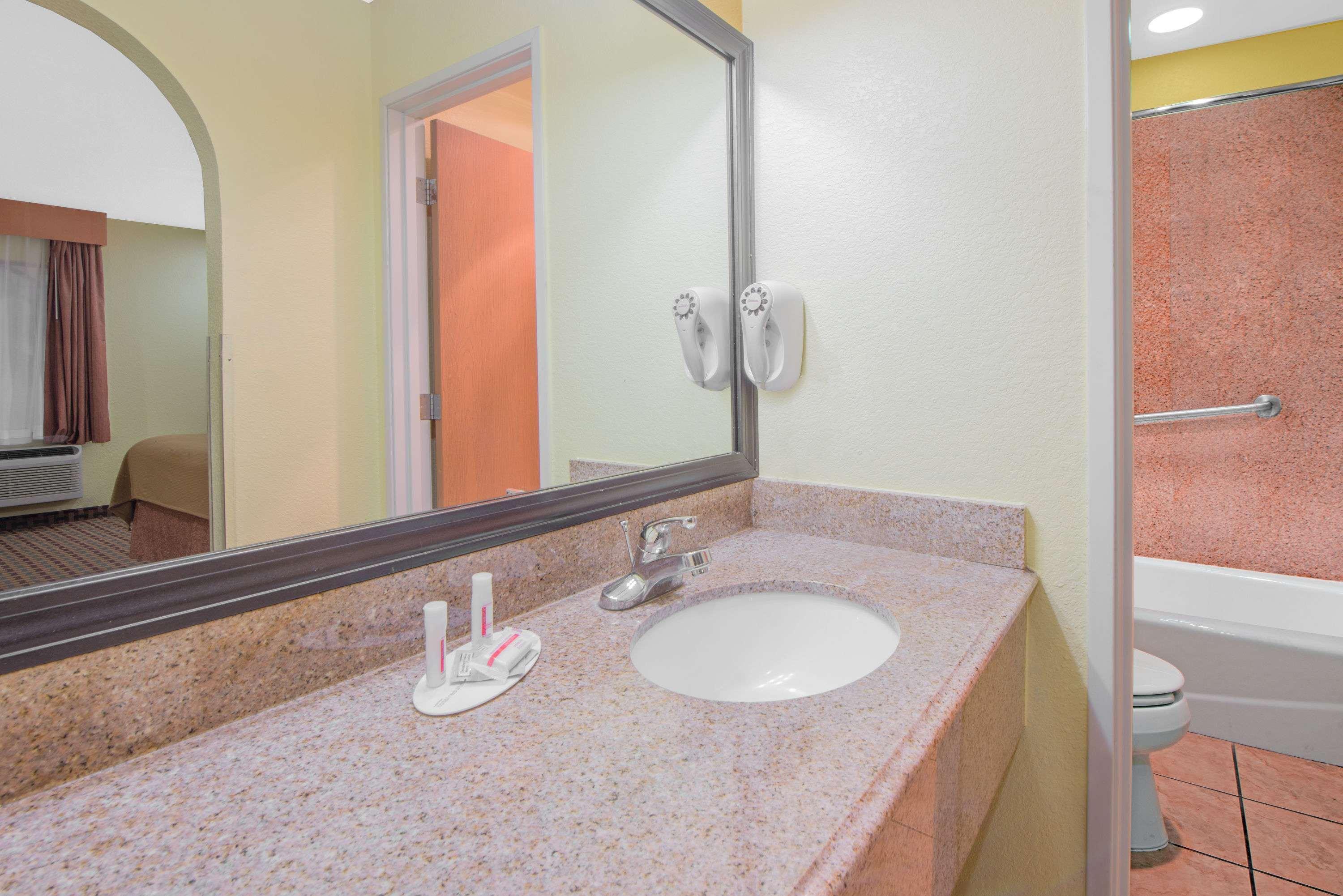Days Inn By Wyndham Lubbock South Eksteriør billede